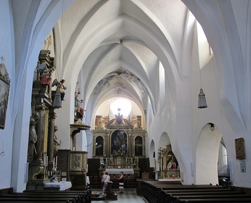 Innenraum der Frauenkirche mit Blick zum Hochaltar Innenraum der Frauenkirche mit Blick zum Hochaltar